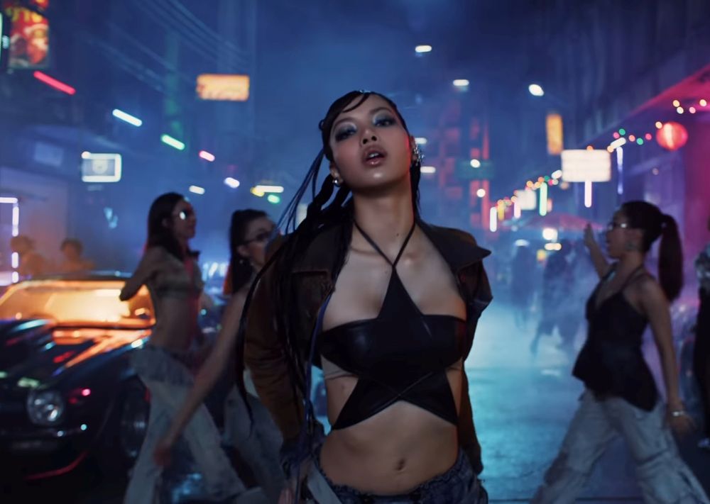 Lisa單飛後首回歸！全新單曲〈Rockstar〉MV惹抄襲爭議，新歌狼尾廢土造型評價兩極！-10