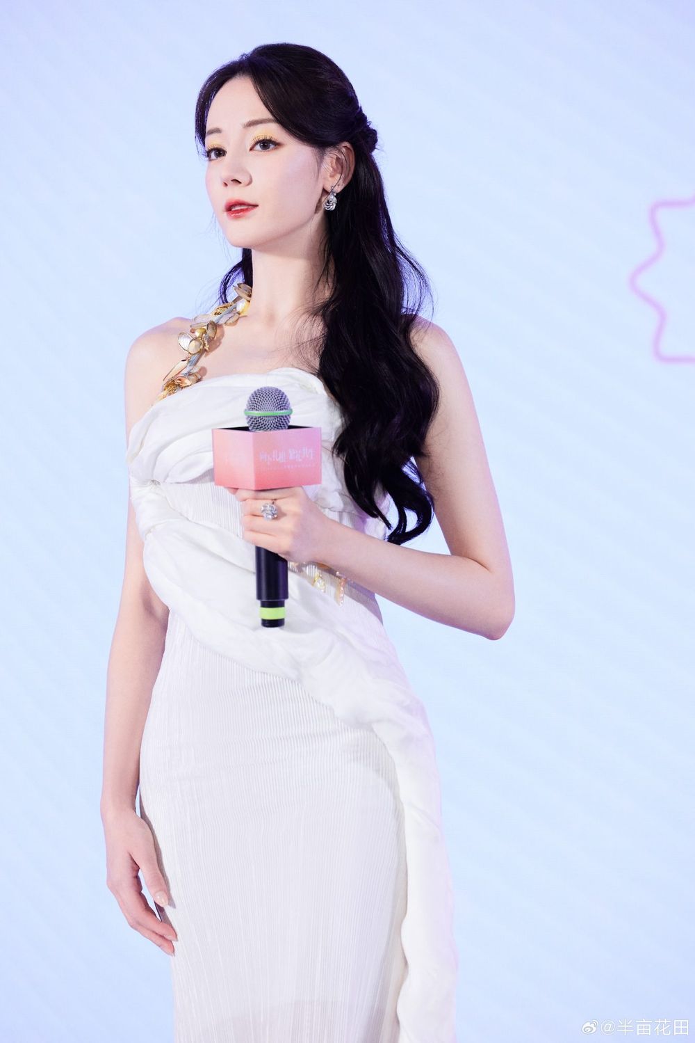 身價突破37億人民幣！迪麗熱巴美妝資源盤點，半年晉升迪奧寵兒、陸娛首位全球雙代言人！-5