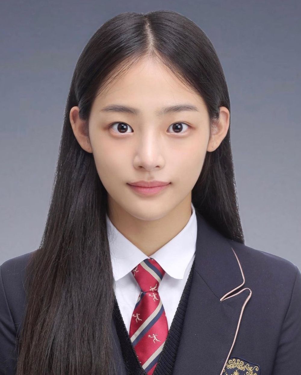 盤點6位「畢業照好看到驚人」的韓國偶像！子瑜、珉奎根本沒變、制服這樣穿超好看！-12