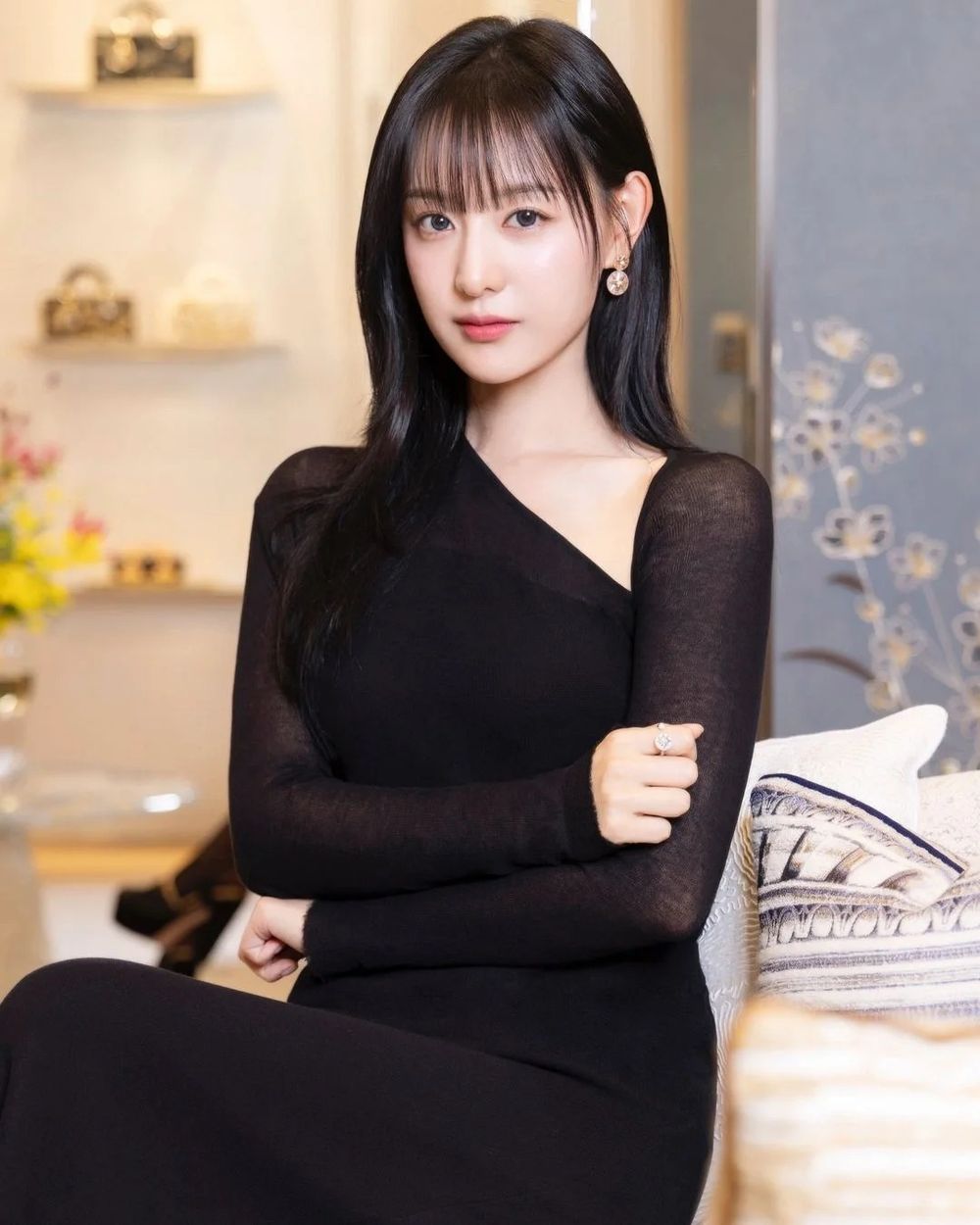 迪奧真公主JISOO碰上DIOR轉學生金智媛！史上最美皇室風VS名媛風同款妝容分析，這款腮紅未上市已經搶先使用了！-7