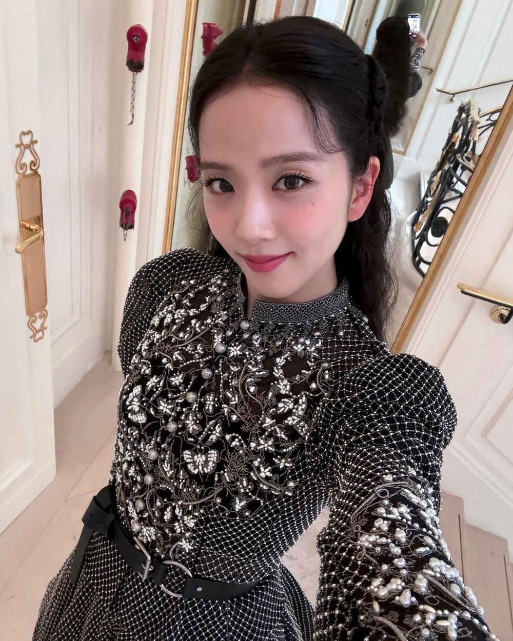 迪奧真公主JISOO碰上DIOR轉學生金智媛！史上最美皇室風VS名媛風同款妝容分析，這款腮紅未上市已經搶先使用了！-2