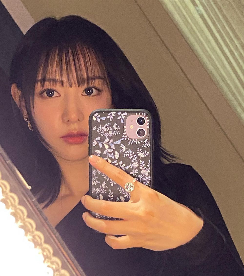 迪奧真公主JISOO碰上DIOR轉學生金智媛！史上最美皇室風VS名媛風同款妝容分析，這款腮紅未上市已經搶先使用了！-9