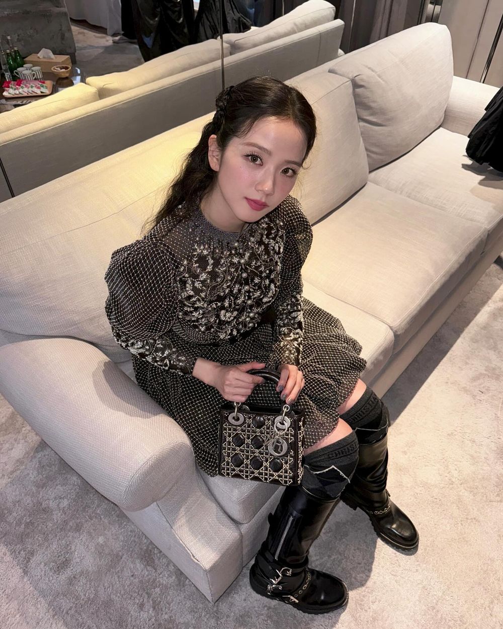 迪奧真公主JISOO碰上DIOR轉學生金智媛！史上最美皇室風VS名媛風同款妝容分析，這款腮紅未上市已經搶先使用了！-4