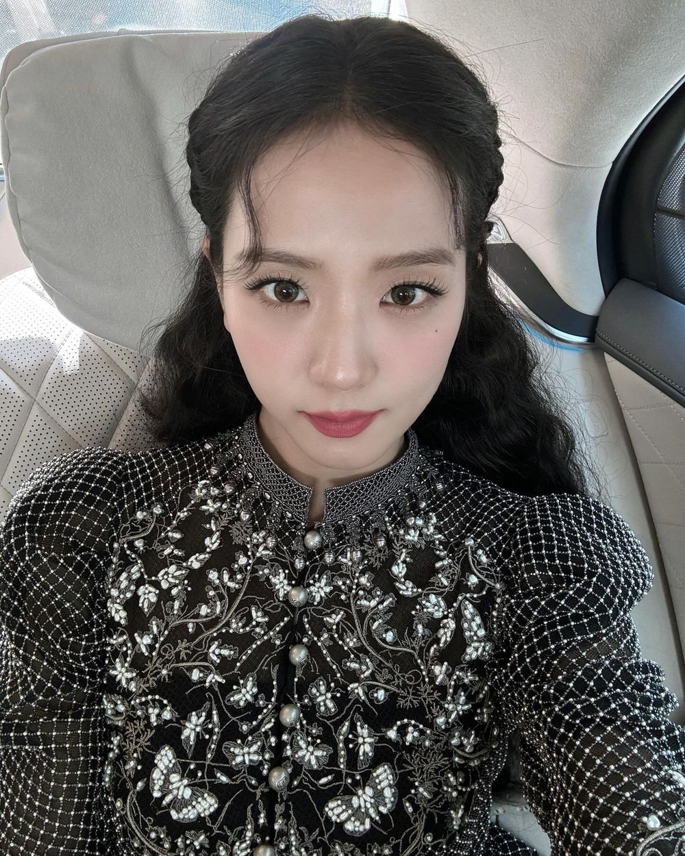 迪奧真公主JISOO碰上DIOR轉學生金智媛！史上最美皇室風VS名媛風同款妝容分析，這款腮紅未上市已經搶先使用了！-3