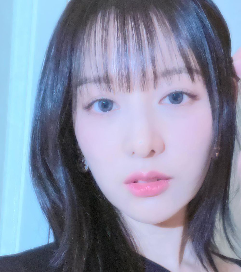 迪奧真公主JISOO碰上DIOR轉學生金智媛！史上最美皇室風VS名媛風同款妝容分析，這款腮紅未上市已經搶先使用了！-8
