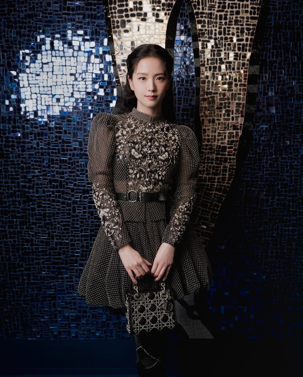 迪奧真公主JISOO碰上DIOR轉學生金智媛！史上最美皇室風VS名媛風同款妝容分析，這款腮紅未上市已經搶先使用了！-13