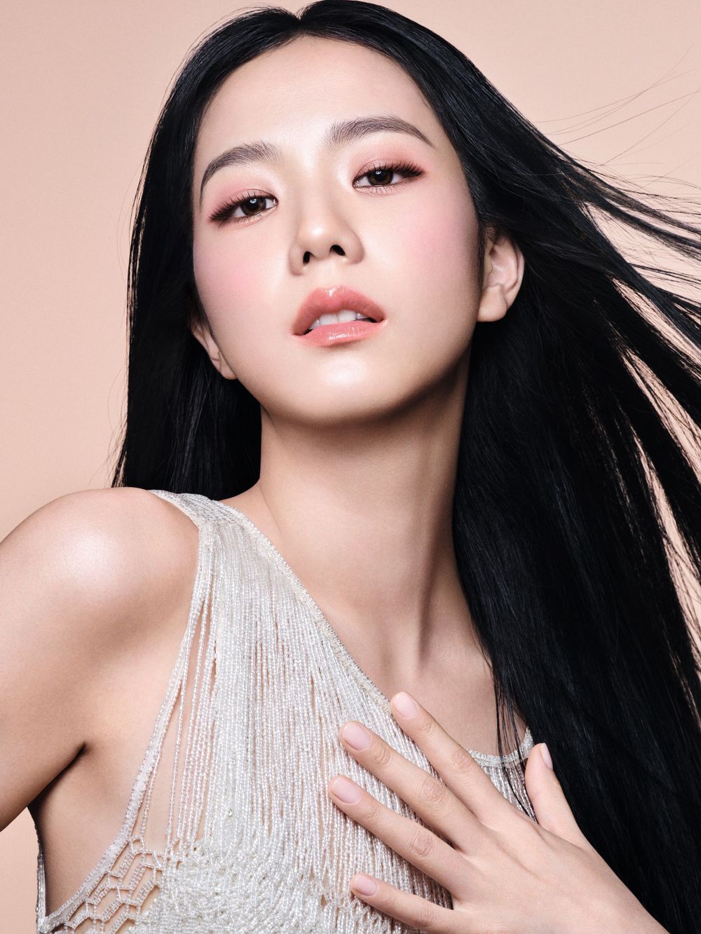 JISOO少女粉頰秘密！DIOR雙色高級光感腮紅＋立體小臉粉底棒，未上市先使用、看秀同款彩妝在這！-8