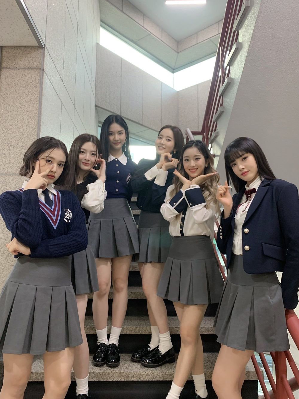 韓網熱議7組新生代女團校服大戰！aespa大頭照美到不像話，NewJeans掀模仿潮，網友公認這團最適合穿制服！-4