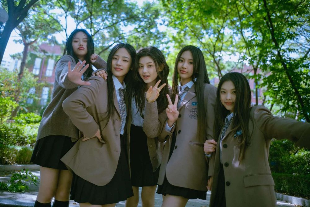 韓網熱議7組新生代女團校服大戰！aespa大頭照美到不像話，NewJeans掀模仿潮，網友公認這團最適合穿制服！-14
