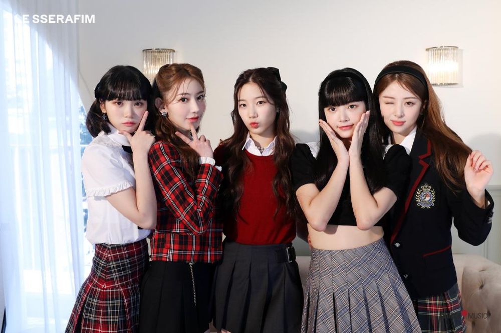 韓網熱議7組新生代女團校服大戰！aespa大頭照美到不像話，NewJeans掀模仿潮，網友公認這團最適合穿制服！-9