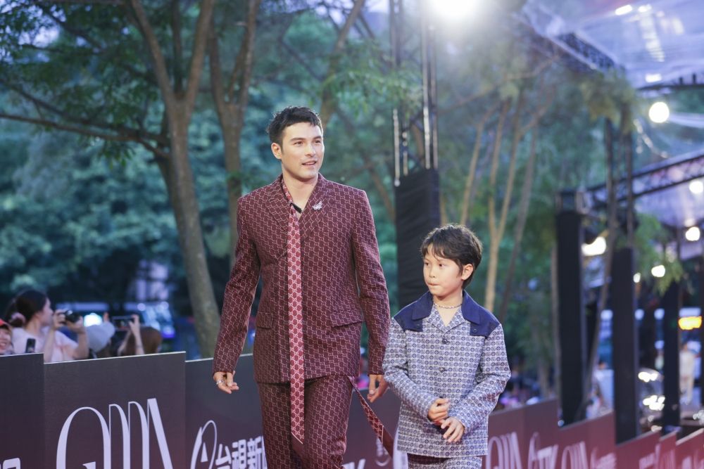 【金曲35】紅毯男神出爐！周興哲、ØZI深V大露胸肌，鳳小岳GUCCI套裝帥翻全場！-11