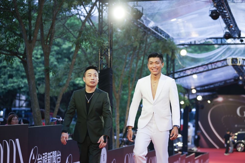 【金曲35】紅毯男神出爐！周興哲、ØZI深V大露胸肌，鳳小岳GUCCI套裝帥翻全場！-1