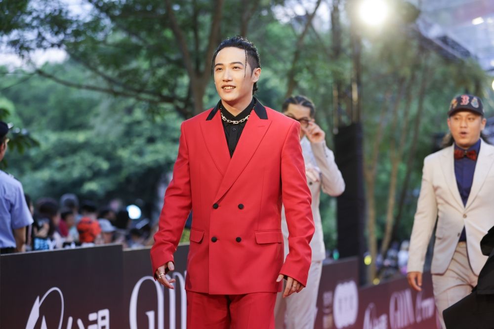 【金曲35】紅毯男神出爐！周興哲、ØZI深V大露胸肌，鳳小岳GUCCI套裝帥翻全場！-4