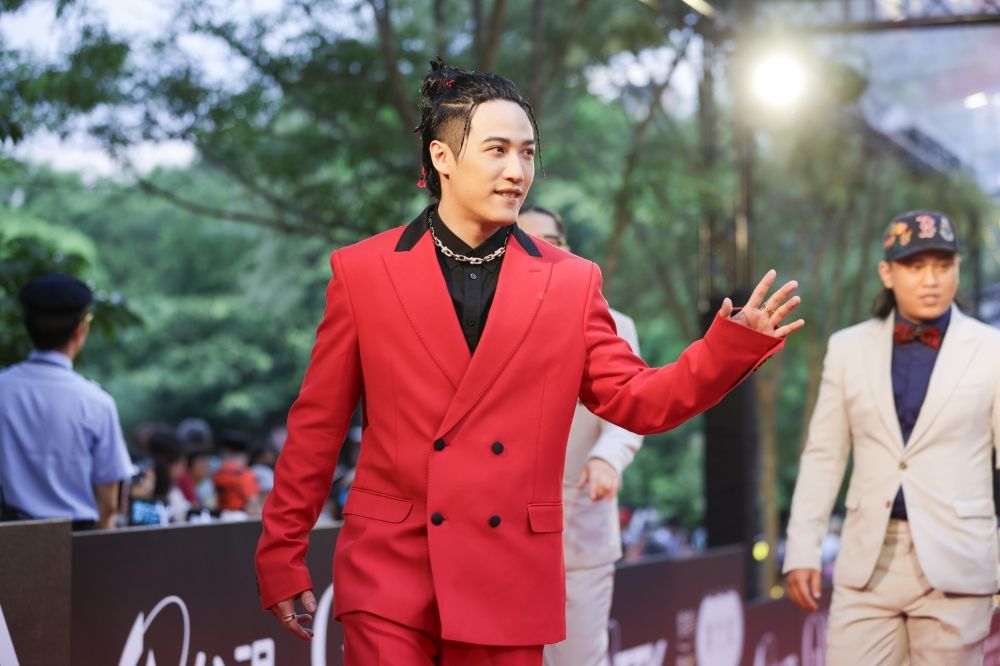 【金曲35】紅毯男神出爐！周興哲、ØZI深V大露胸肌，鳳小岳GUCCI套裝帥翻全場！-3