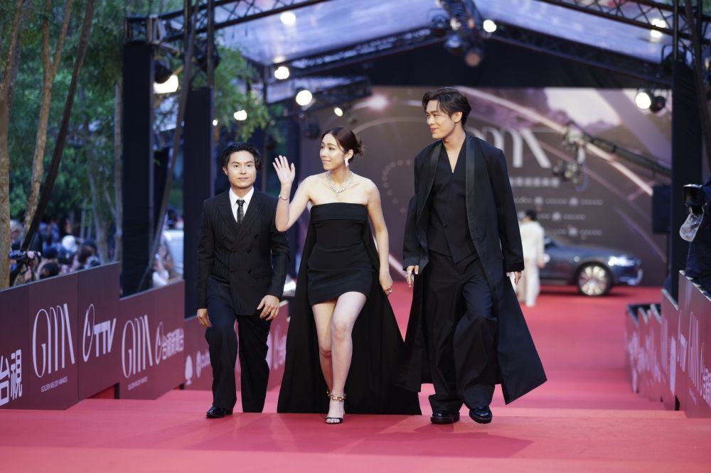 【金曲35】紅毯男神出爐！周興哲、ØZI深V大露胸肌，鳳小岳GUCCI套裝帥翻全場！-6