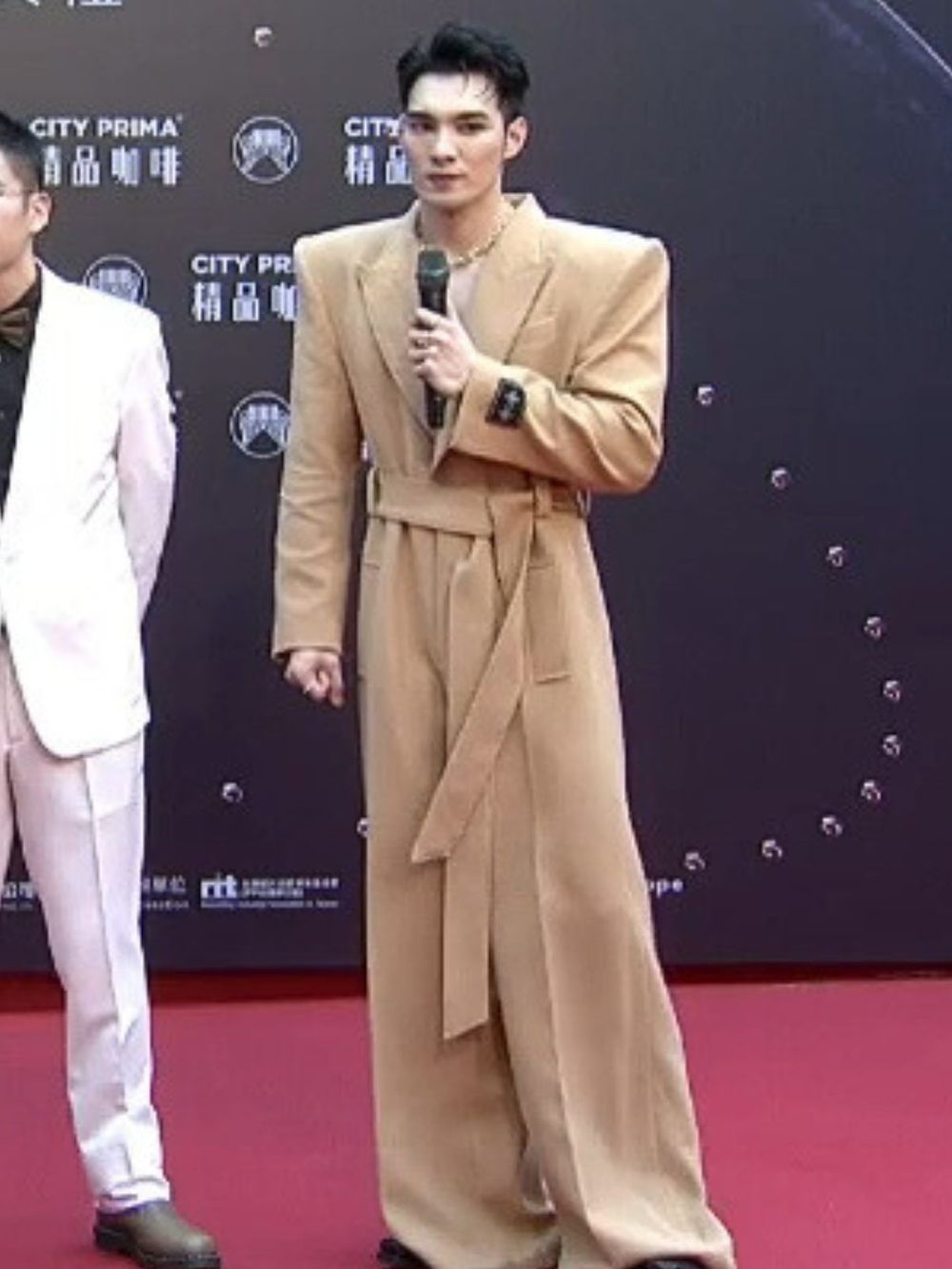 【金曲35】紅毯男神出爐！周興哲、ØZI深V大露胸肌，鳳小岳GUCCI套裝帥翻全場！-7