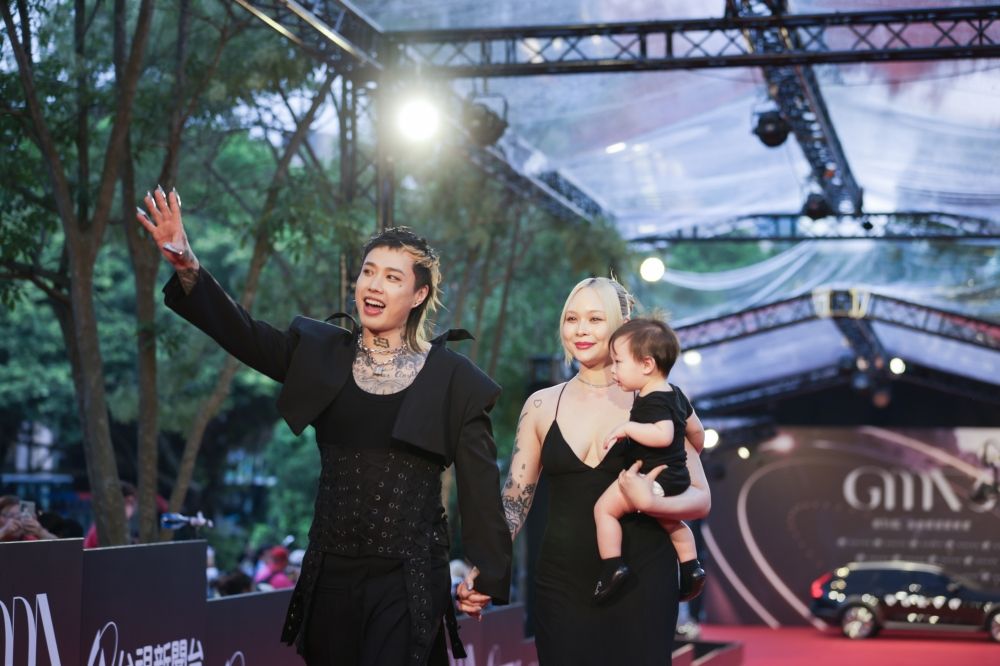 【金曲35】紅毯男神出爐！周興哲、ØZI深V大露胸肌，鳳小岳GUCCI套裝帥翻全場！-9