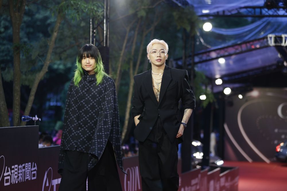 【金曲35】紅毯男神出爐！周興哲、ØZI深V大露胸肌，鳳小岳GUCCI套裝帥翻全場！-12