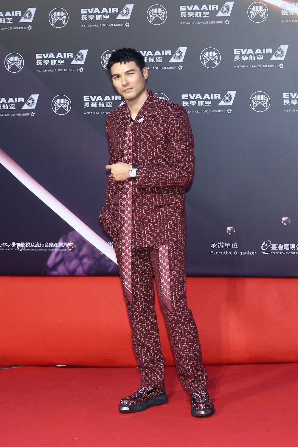 【金曲35】紅毯男神出爐！周興哲、ØZI深V大露胸肌，鳳小岳GUCCI套裝帥翻全場！-14