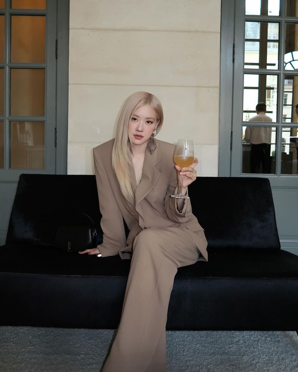 Rosé真的好瘦！巴黎街頭「穿小黑裙」水蛇腰筷子腿、翻遍全網找不到一張醜圖！-11
