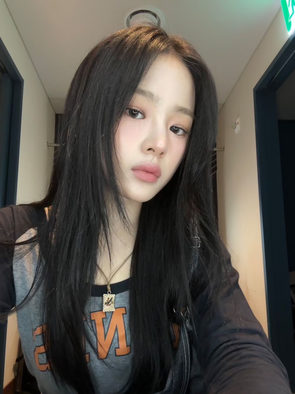 韓網熱議04年生的神顏女偶像！Sullyoon、Minji顏值震撼畢業典禮，張員瑛被封四代神顏！-10