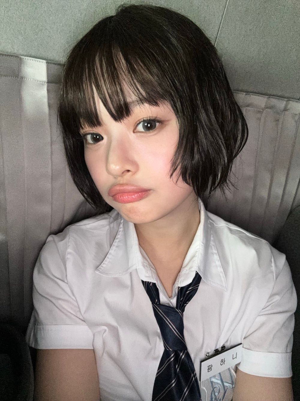 韓網熱議04年生的神顏女偶像！Sullyoon、Minji顏值震撼畢業典禮，張員瑛被封四代神顏！-14