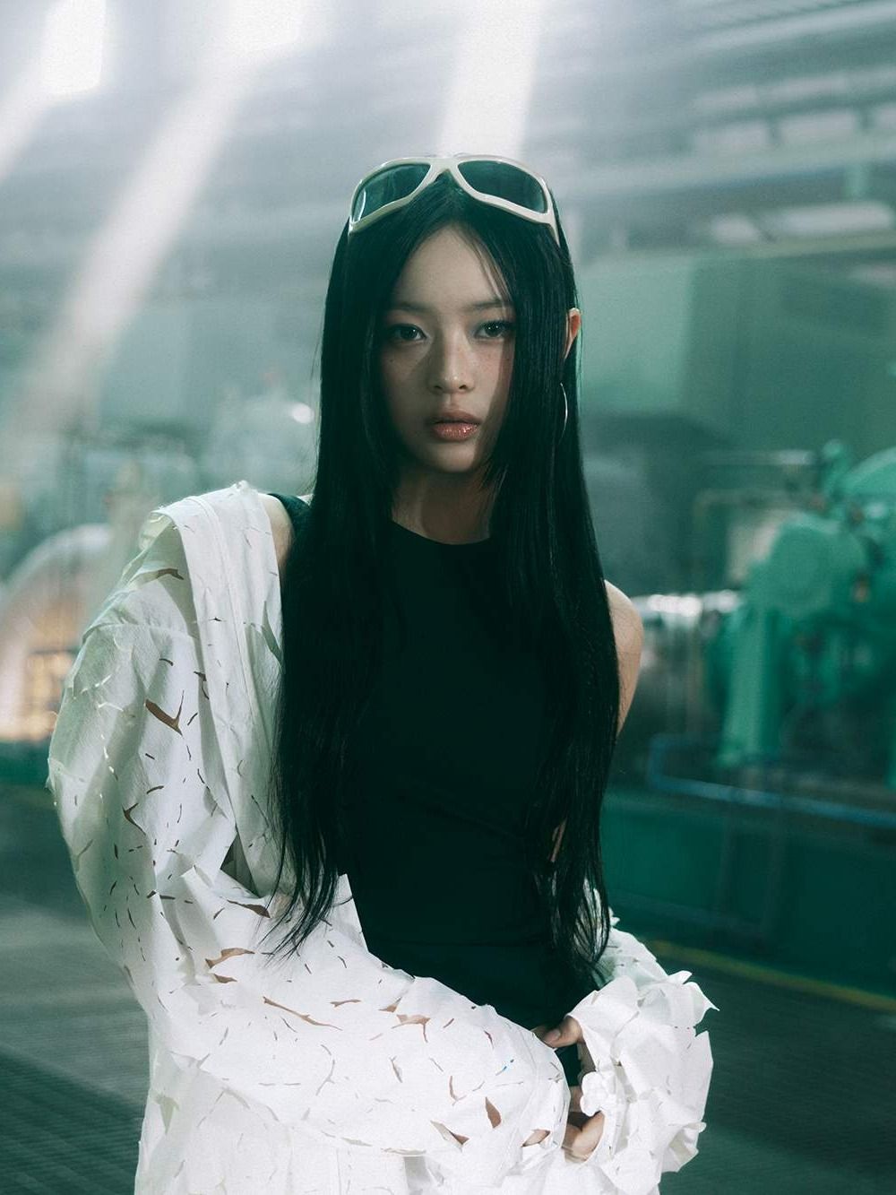 韓網熱議04年生的神顏女偶像！Sullyoon、Minji顏值震撼畢業典禮，張員瑛被封四代神顏！-13