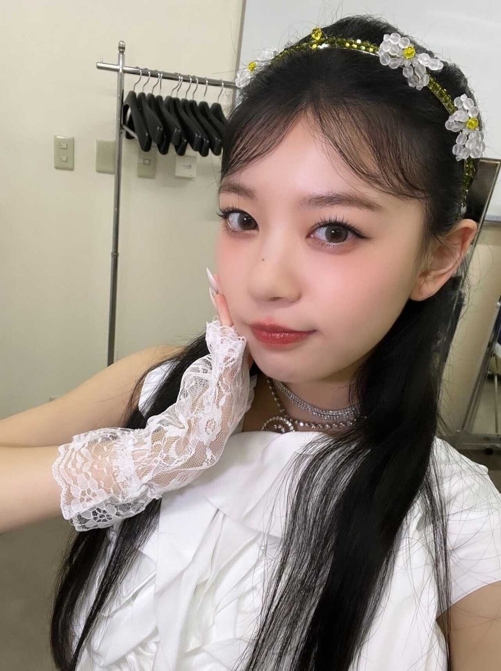 韓網熱議04年生的神顏女偶像！Sullyoon、Minji顏值震撼畢業典禮，張員瑛被封四代神顏！-16