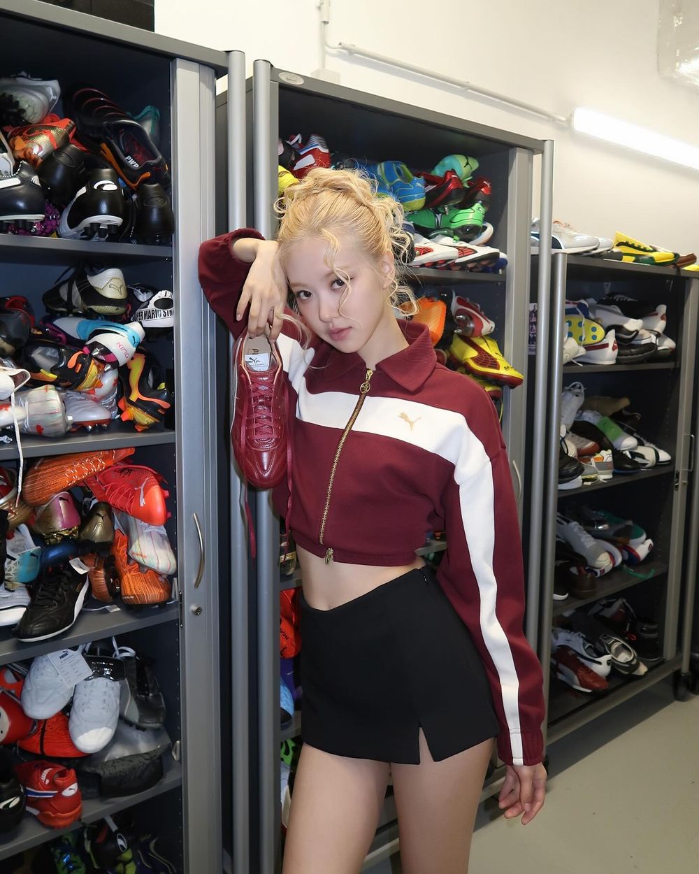 BLACKPINK Rosé巴黎現身爆瘦！「漫畫腿＋巴掌腰＋寶寶牛奶肌」十頭身超強比例、成為巴黎街頭最美過客！-4
