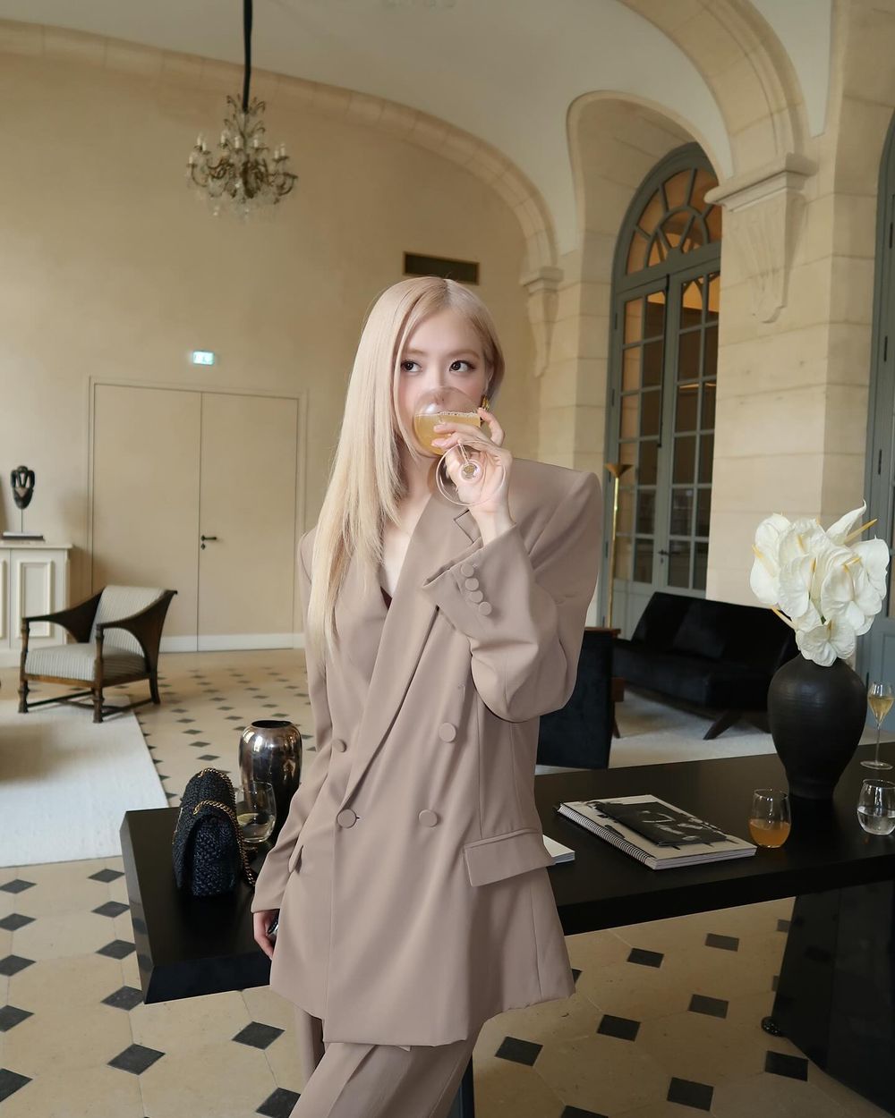 BLACKPINK Rosé巴黎現身爆瘦！「漫畫腿＋巴掌腰＋寶寶牛奶肌」十頭身超強比例、成為巴黎街頭最美過客！-14