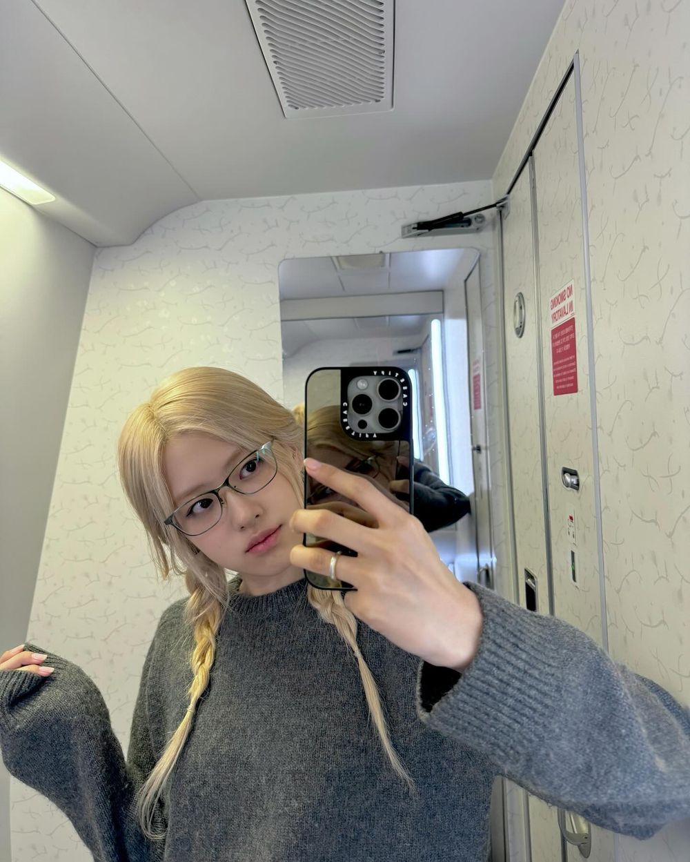 BLACKPINK Rosé巴黎現身爆瘦！「漫畫腿＋巴掌腰＋寶寶牛奶肌」十頭身超強比例、成為巴黎街頭最美過客！-21