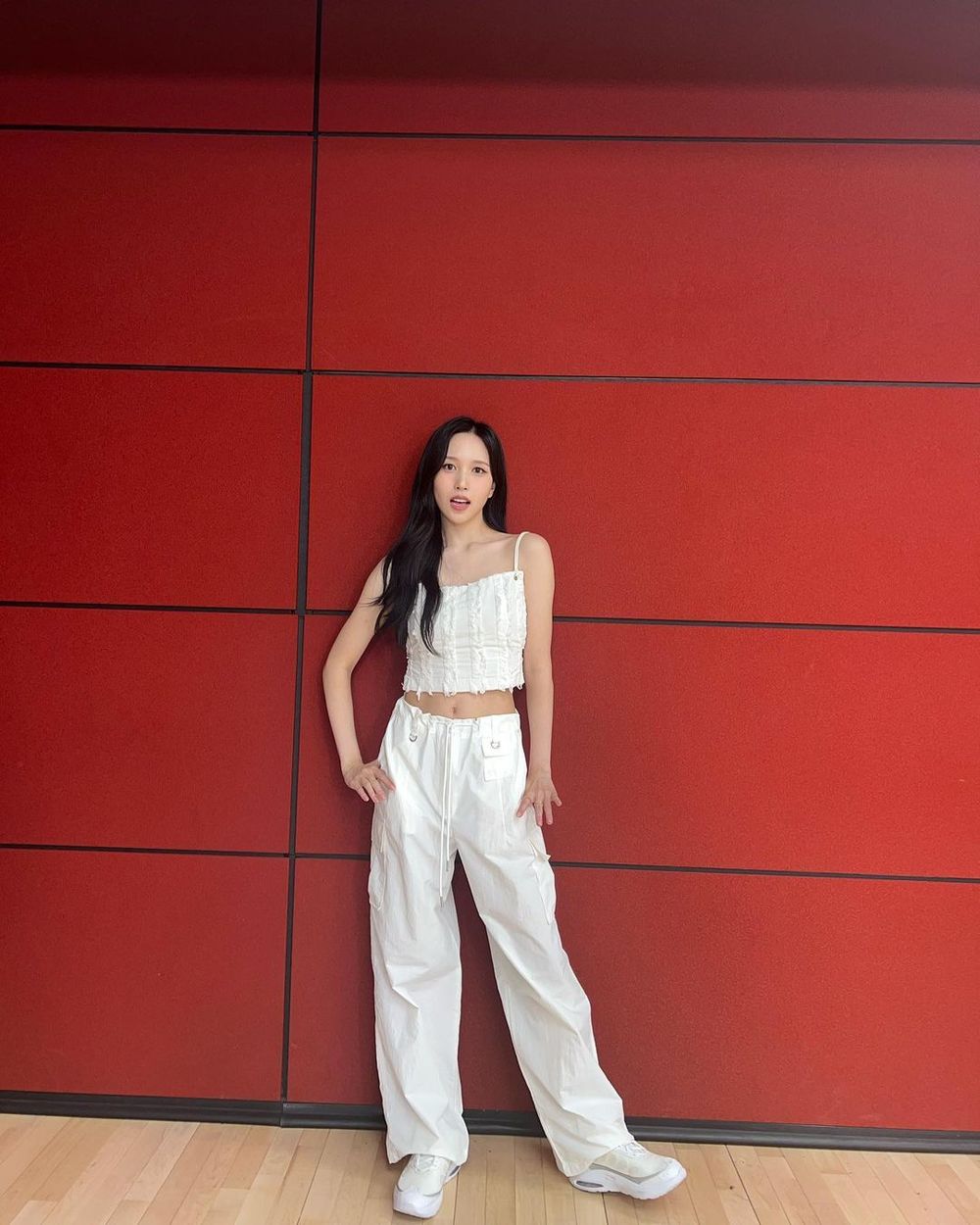 大熱天救星！夏天『白色小背心』穿搭範本！子瑜、金智媛一秒穿出好身材的秘密找到了！-7