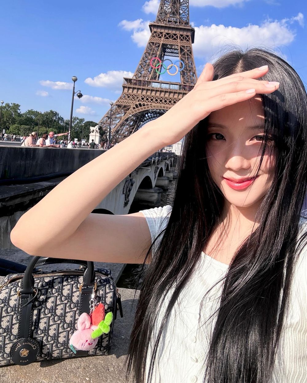 Jisoo到底做了什麼？！在巴黎玩臉亮到不科學、這條牛仔褲竟愛到連穿三天？！-1