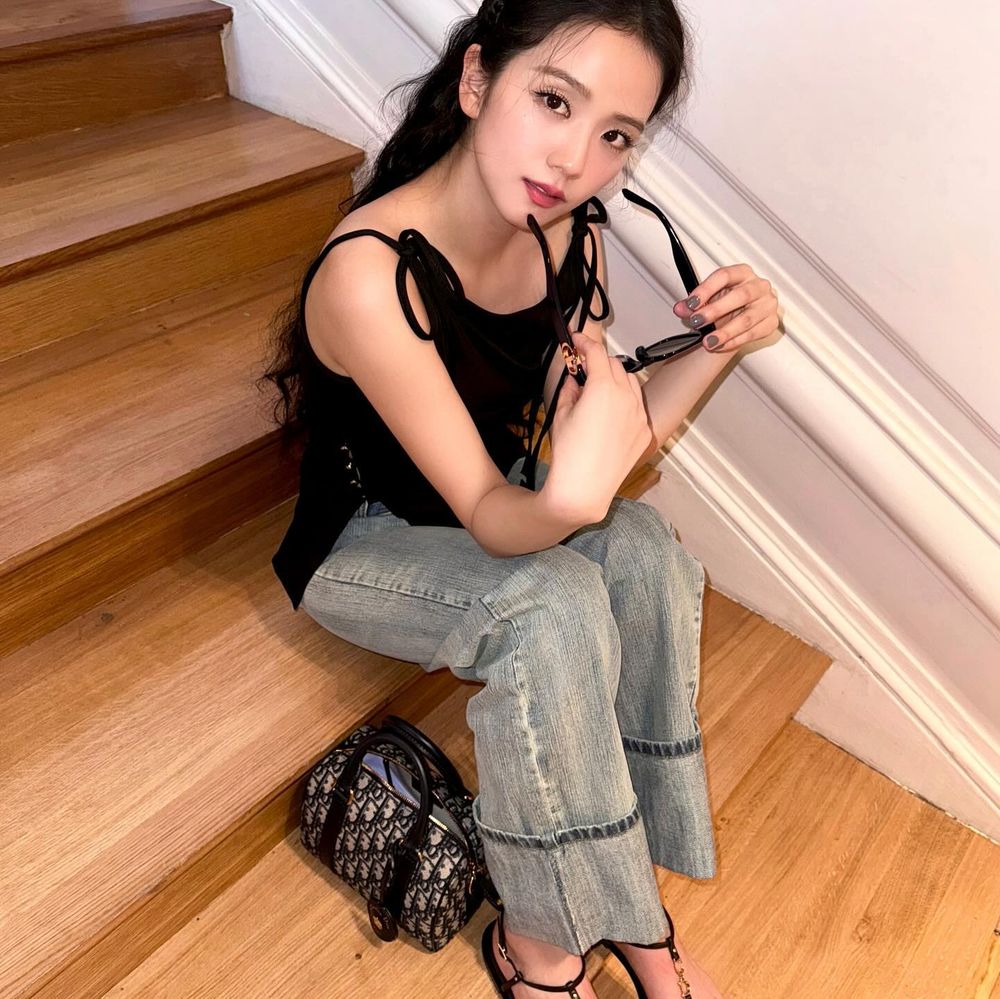 Jisoo到底做了什麼？！在巴黎玩臉亮到不科學、這條牛仔褲竟愛到連穿三天？！-4