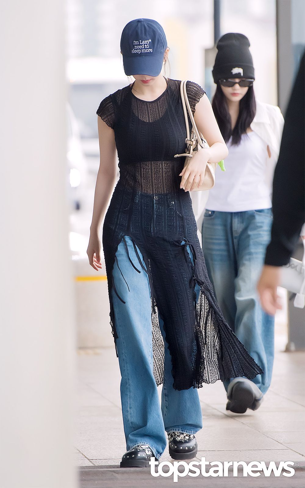 Karina、Winter驚人比例曝光！臉比帽子小、包包變超大，這身材只有漫畫有吧？！-8
