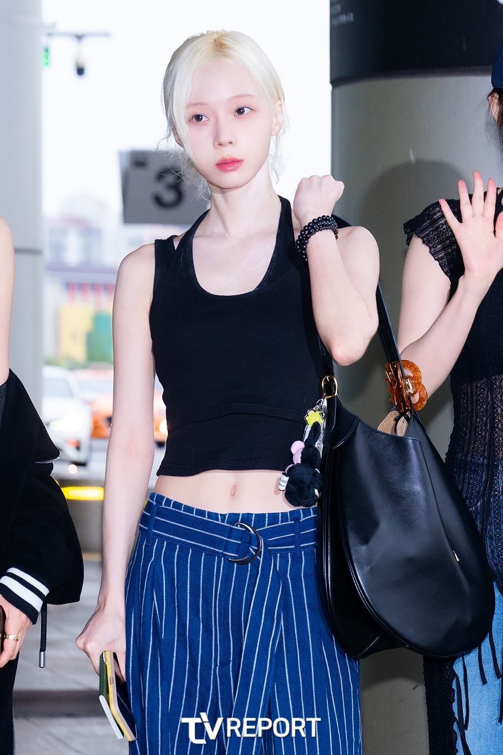 Karina、Winter驚人比例曝光！臉比帽子小、包包變超大，這身材只有漫畫有吧？！-6