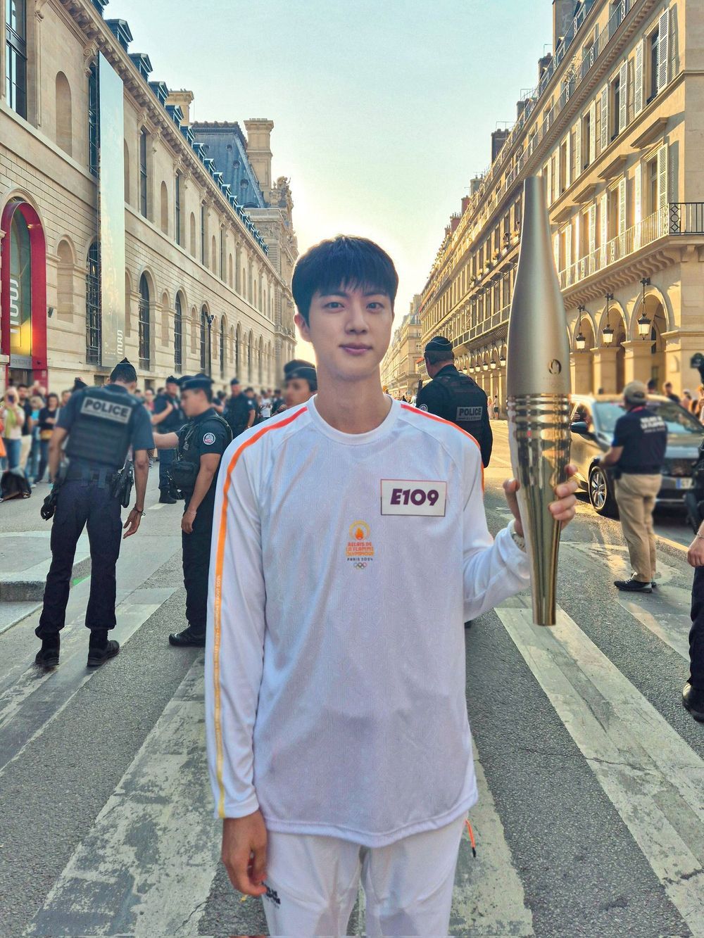 阿米的驕傲！BTS防彈Jin接任「巴黎奧運火炬手」竟然是第一棒、當天造型曝光！-17