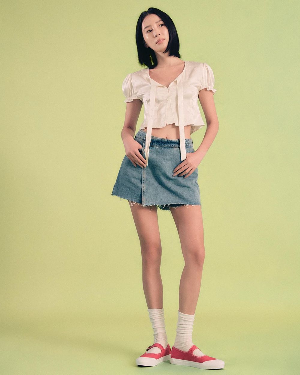 別再只穿小白鞋！Karina、張員瑛都改穿「彩色球鞋」韓星同款型號公開！-6