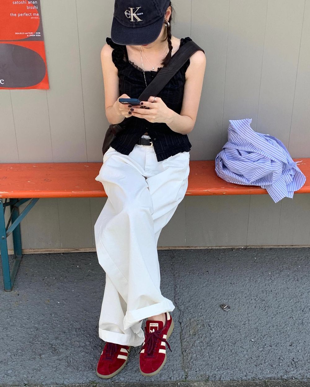 別再只穿小白鞋！Karina、張員瑛都改穿「彩色球鞋」韓星同款型號公開！-17
