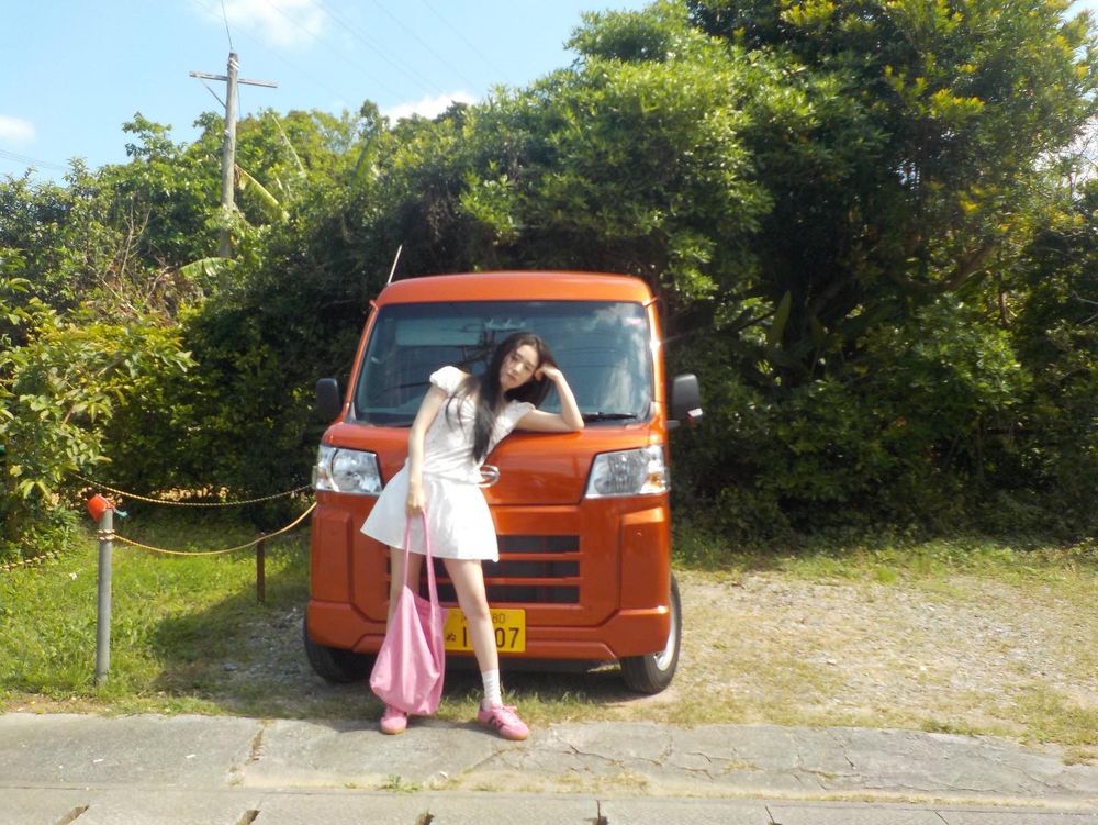 別再只穿小白鞋！Karina、張員瑛都改穿「彩色球鞋」韓星同款型號公開！-19