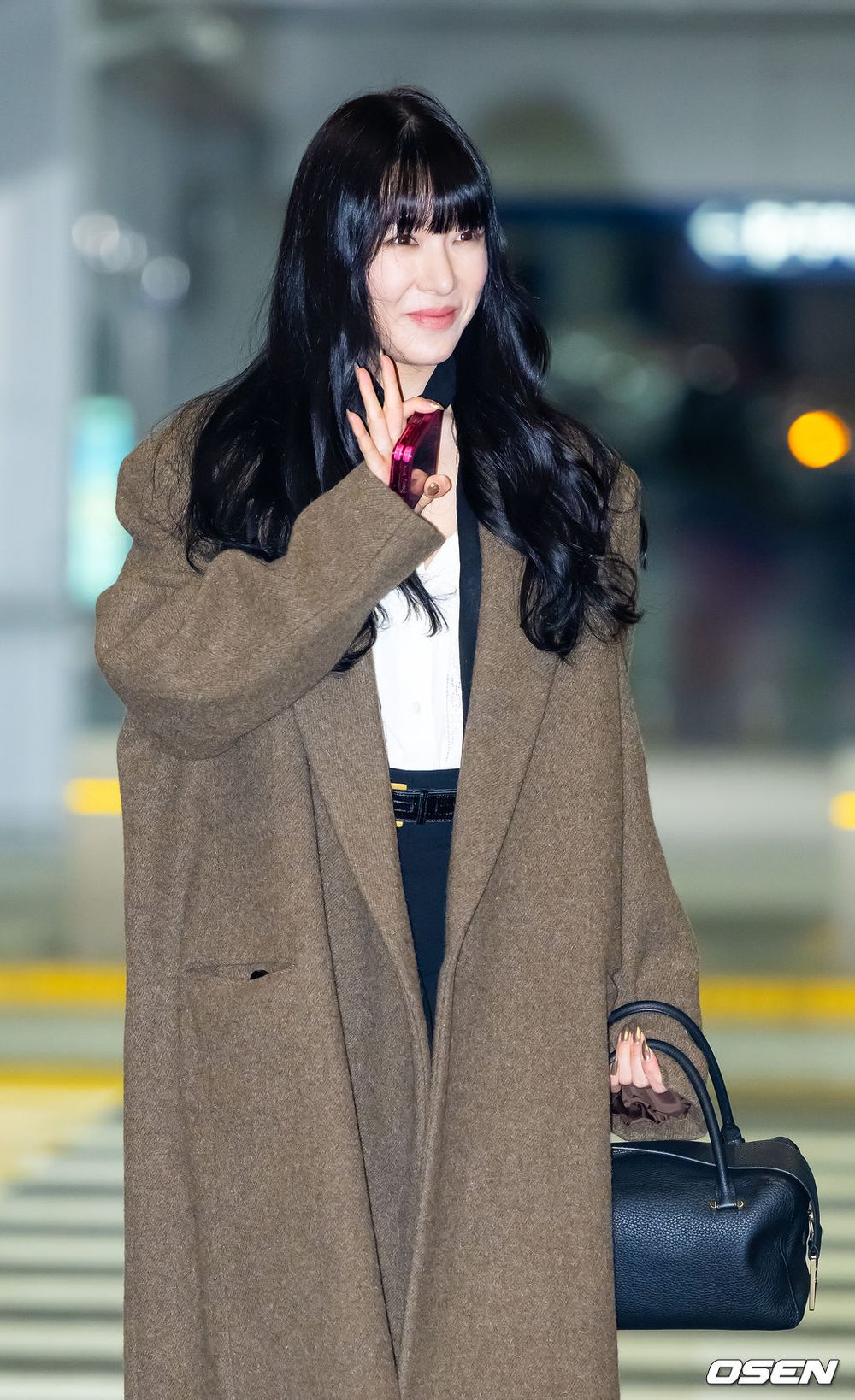 為何韓星都愛Delvaux包包？原來TWICE志效、中村一葉、Jennie都揹過他們家！-7
