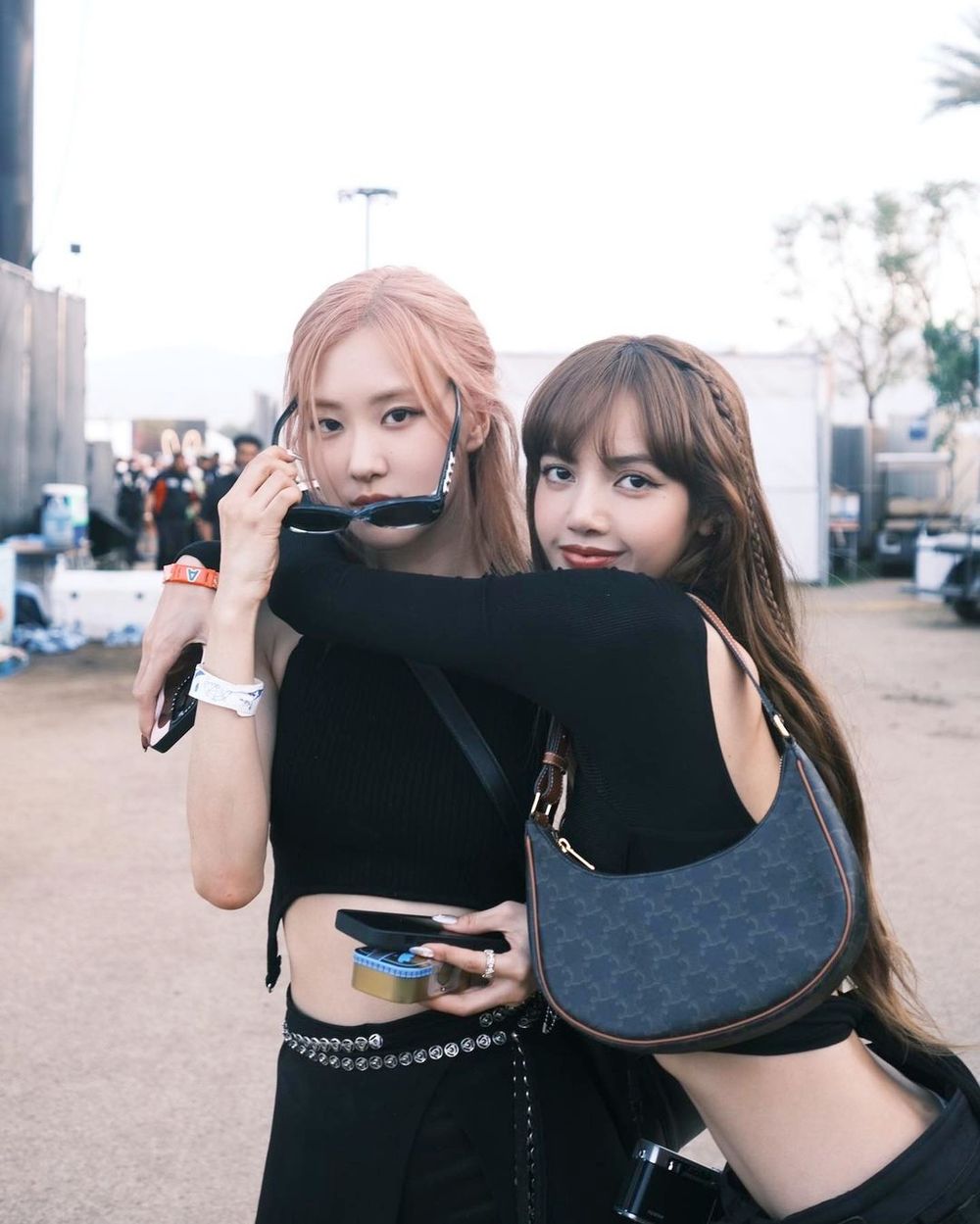 五花肉CP合體！Rosé到Lisa家玩、還幫忙開箱「泡泡瑪特」盲盒，同款毛絨公仔找到了！-9