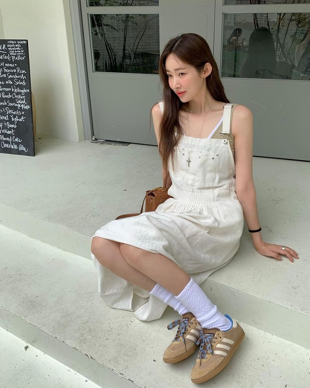 夏天太熱就穿洋裝！5招洋裝穿搭「扭轉身材缺陷」Rosé這樣穿瘦成一道閃電！-4