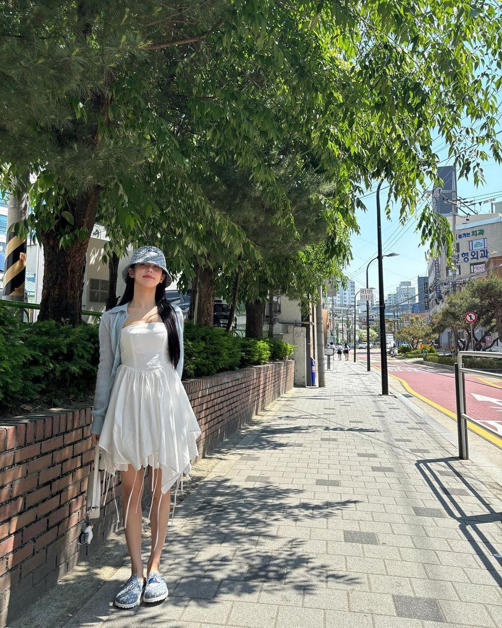 夏天太熱就穿洋裝！5招洋裝穿搭「扭轉身材缺陷」Rosé這樣穿瘦成一道閃電！-11