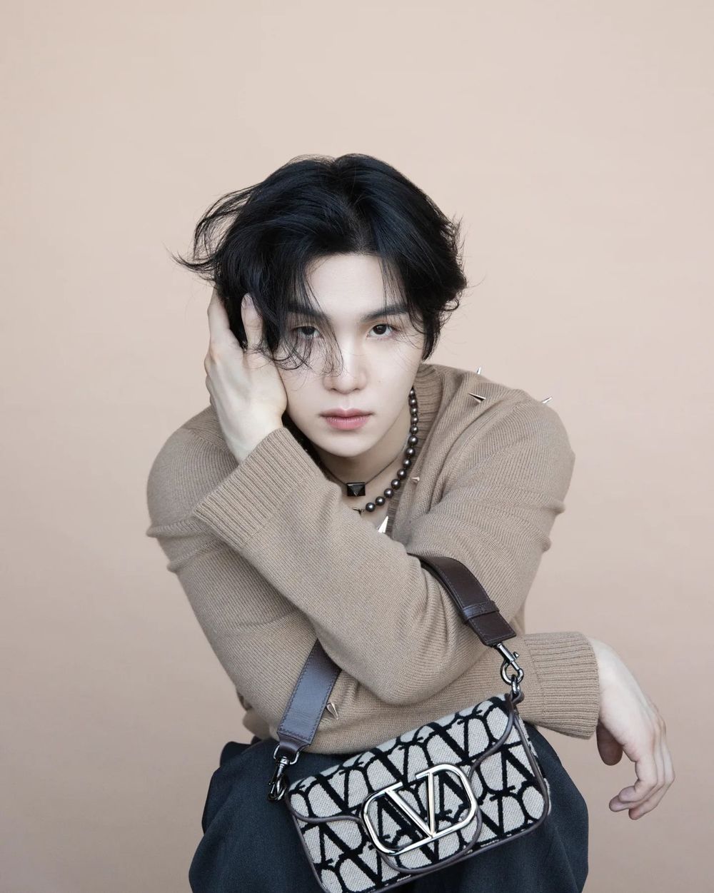 阿米老淚落下！BTS防彈時尚帝國全開：Jin退伍秒拿下Gucci！LV、Dior精品都搶合作！-6