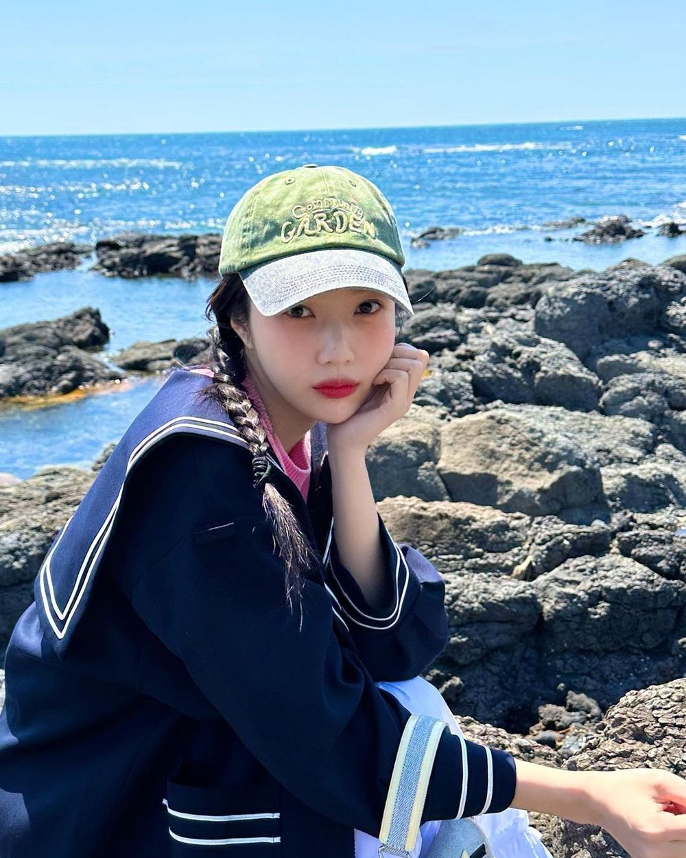 韓星去海島度假都怎麼拍？偷師aespa Karina、金惠奫5招海邊拍照姿勢，隨便拍都超有氛圍感！-2