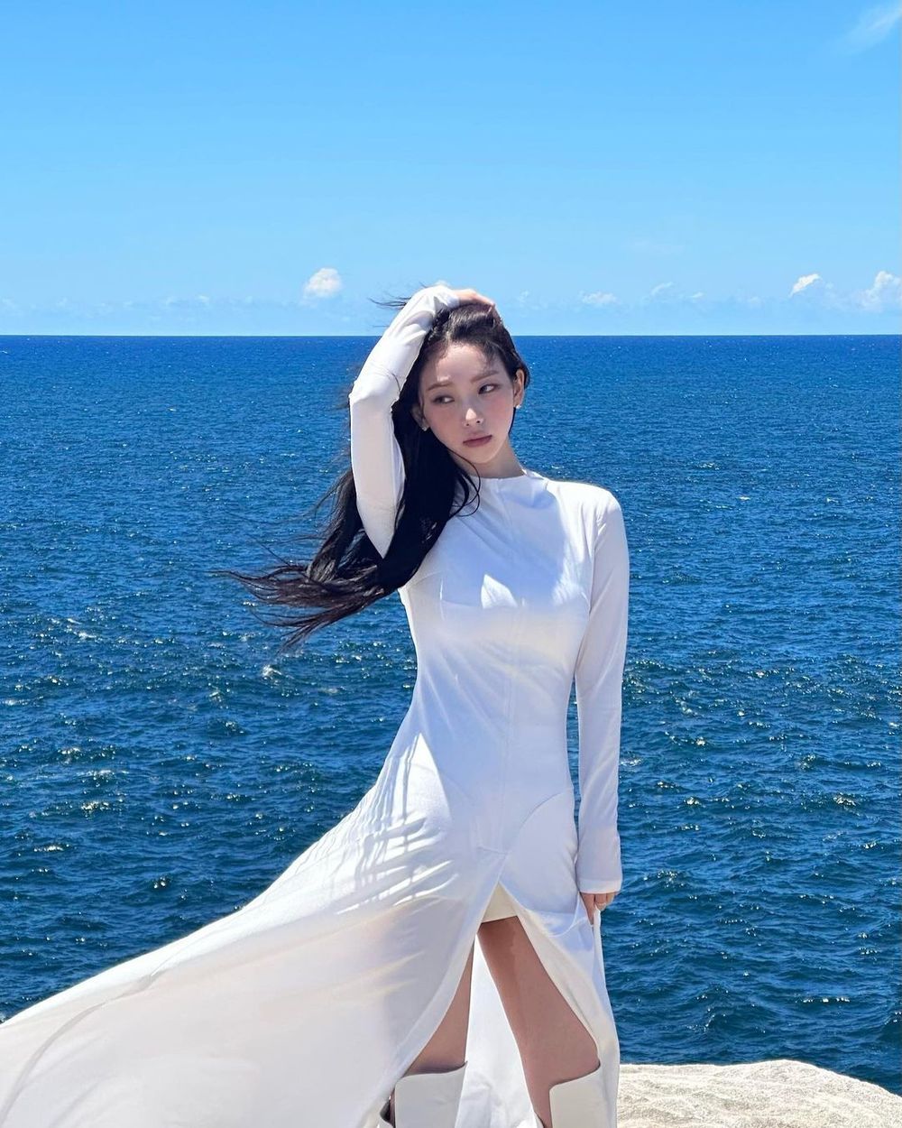 韓星去海島度假都怎麼拍？偷師aespa Karina、金惠奫5招海邊拍照姿勢，隨便拍都超有氛圍感！-3