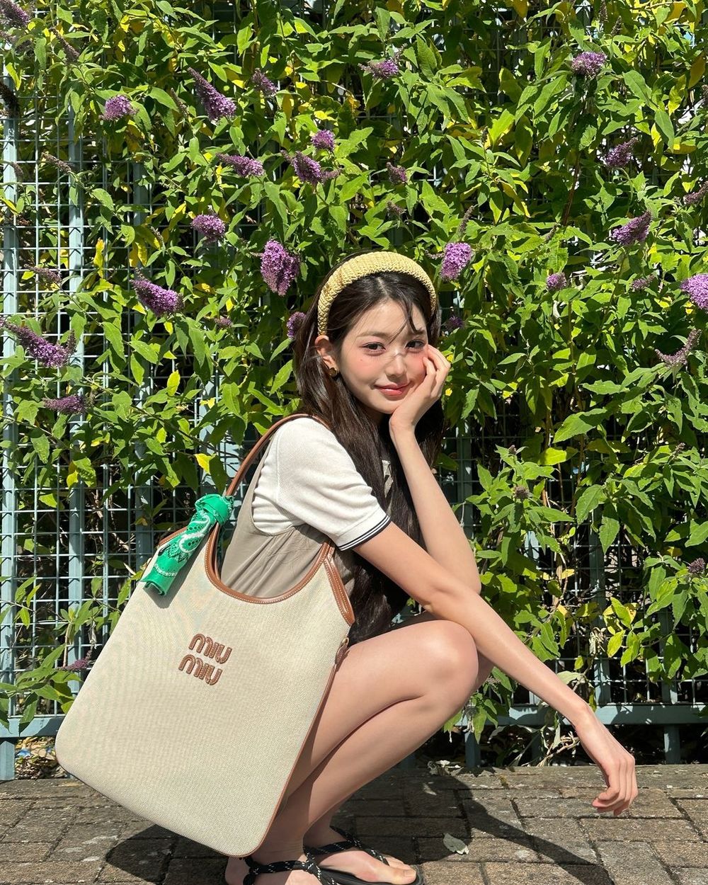 張員瑛到底要美到多誇張！穿迷你小洋裝「鉛筆腿」細到看不見、MIU MIU包被問爆！-1