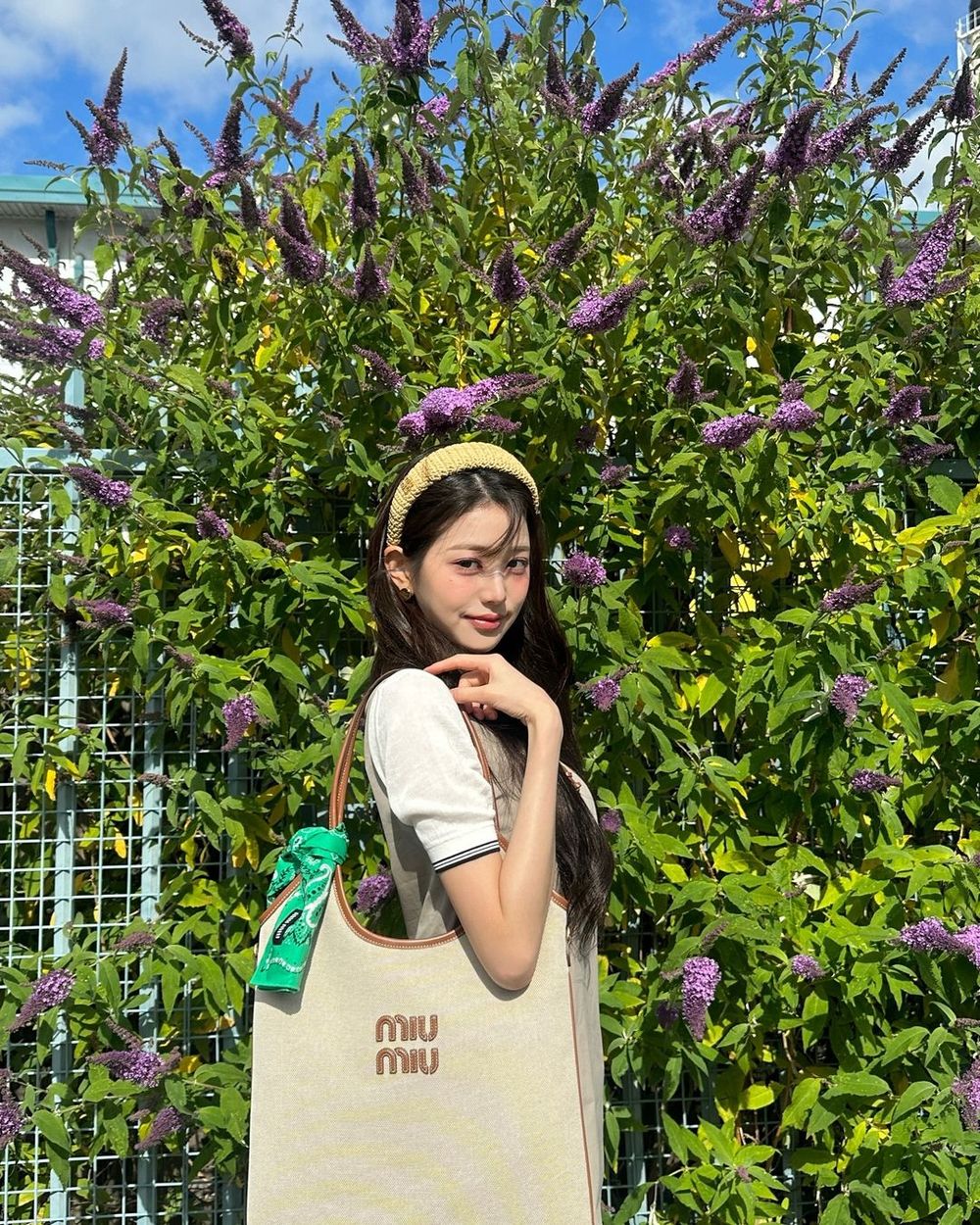 張員瑛到底要美到多誇張！穿迷你小洋裝「鉛筆腿」細到看不見、MIU MIU包被問爆！-3