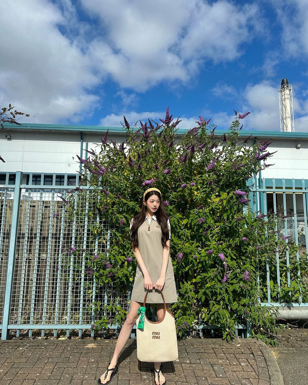 張員瑛到底要美到多誇張！穿迷你小洋裝「鉛筆腿」細到看不見、MIU MIU包被問爆！-4